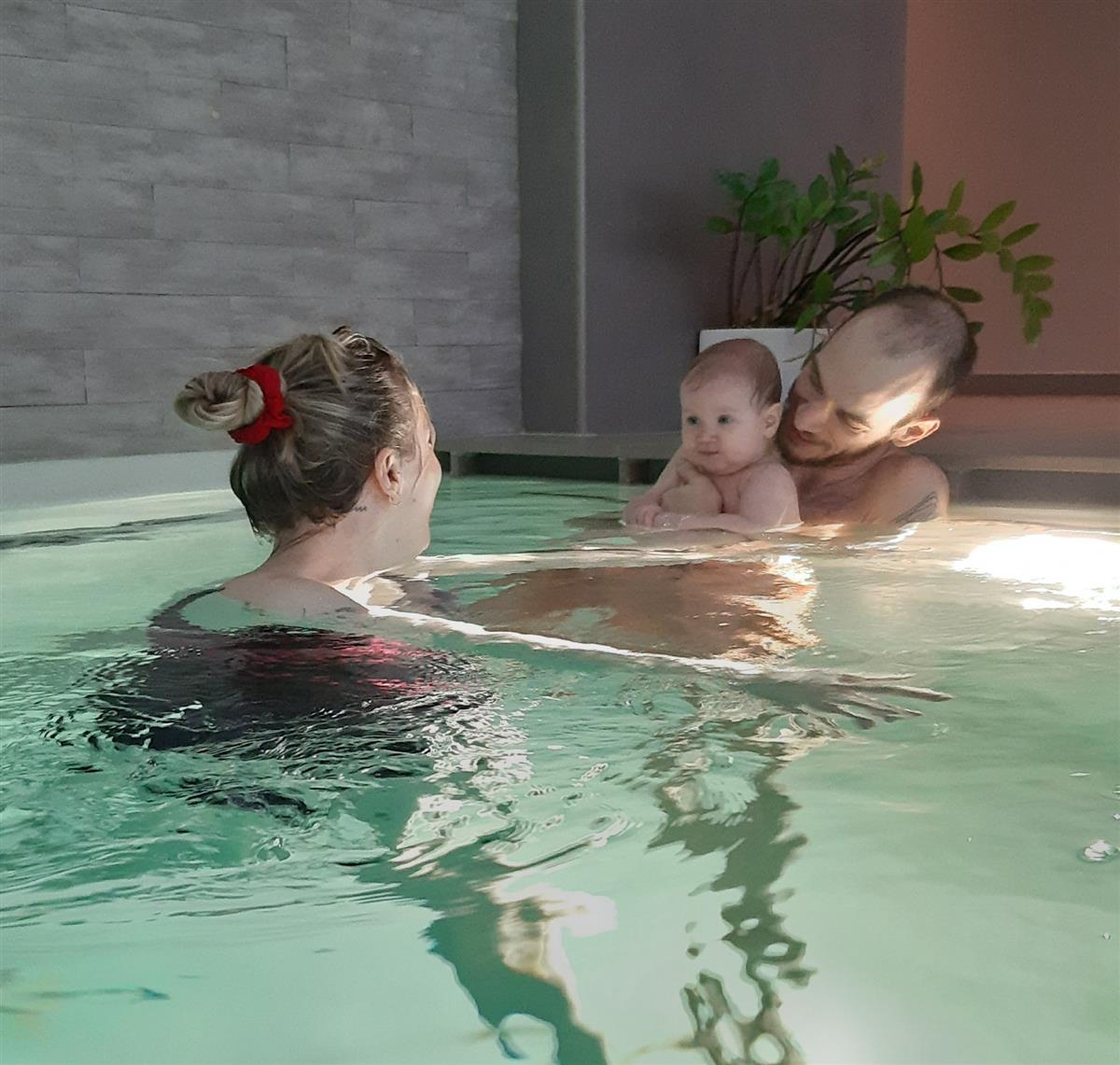 AQUANATAL - postnatale yoga in het water MET BABY & PARTNER - SESSIE zondag 29 JUNI 2025 om 10u00 @ DILBEEK